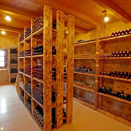 Smyros فندق Poúlithra